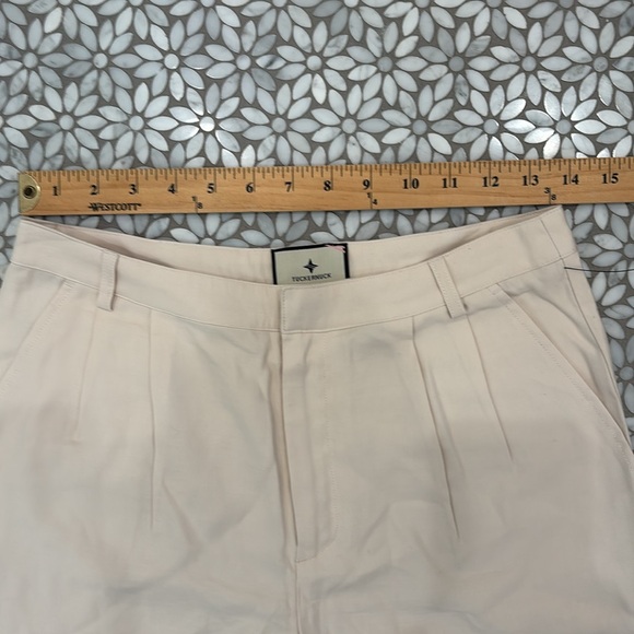 Women's‎ Tuckernuck Pleated Felix Shorts in Crudo (Cream), Size 2 - Picture 5 of 6